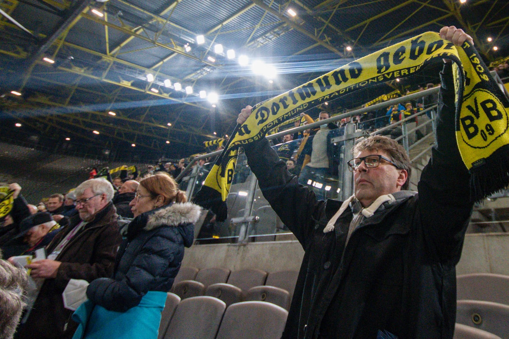 BVB-Fans bei einem Heimspiel Anfang Dezember: Schon am kommenden Wochenende dürfen zumindest wieder ein paar von ihnen wieder ins Stadion.