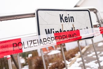 Polizeiabsperrband vor dem Haus in Mistelbach, in dem ein 18-Jähriger zwei Menschen getötet haben soll.