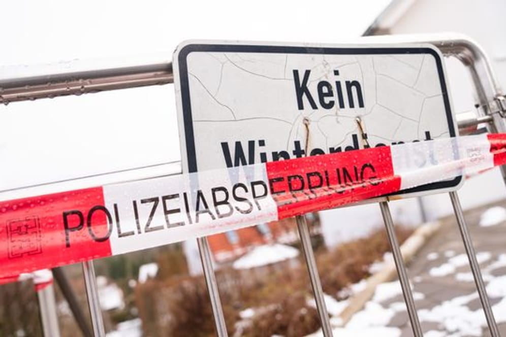 Polizeiabsperrband vor dem Haus in Mistelbach, in dem ein 18-Jähriger zwei Menschen getötet haben soll.