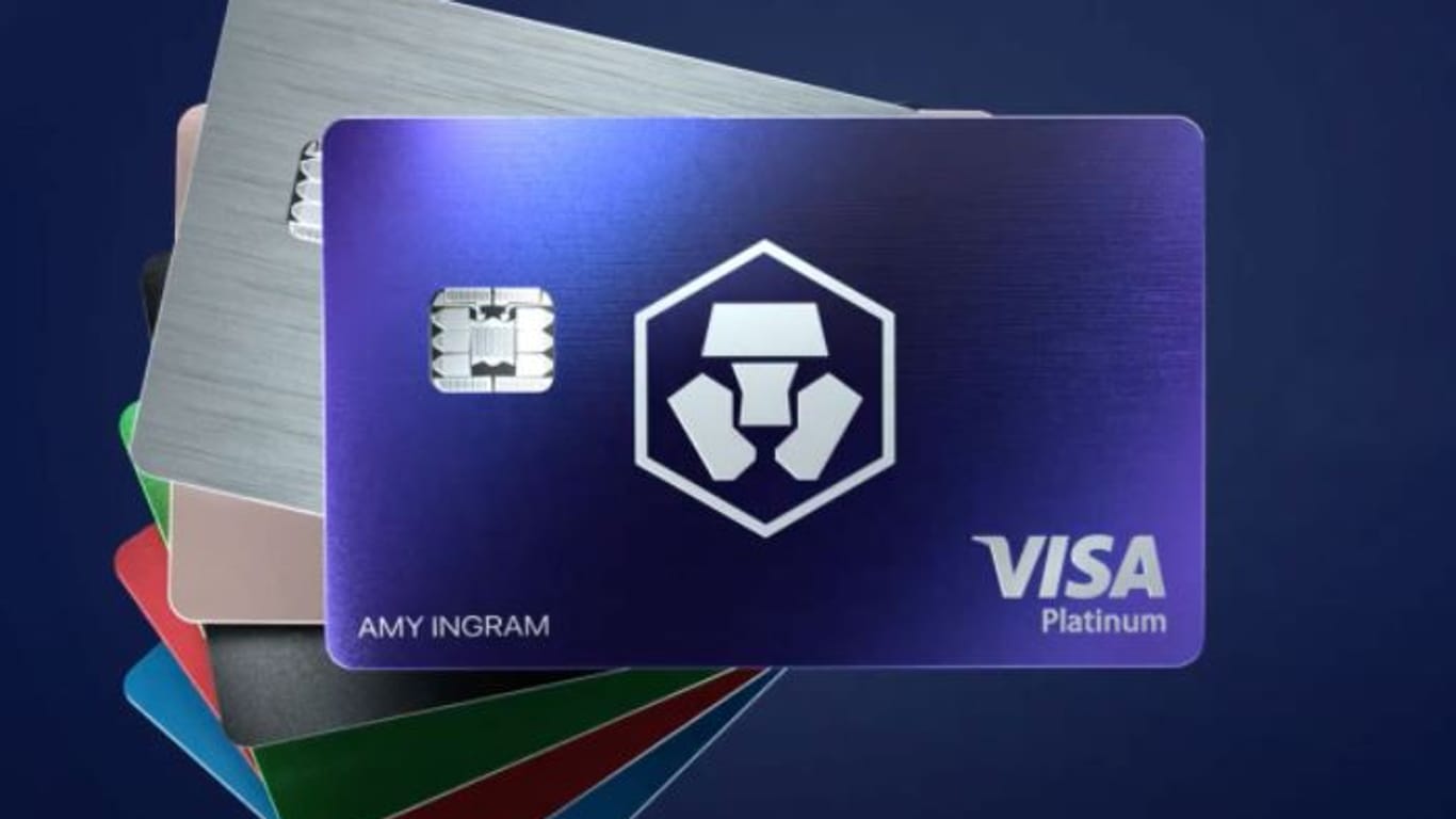 Kooperation mit Visa (Symbolbild): Die blaue Kreditkarte von Crypto.com gibt es noch kostenlos, danach müssen Kunden mehrere Hunderte oder sogar Hunderttausende Euro für die Karten bezahlen.