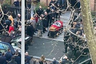 In dem Sarg unter der Hakenkreuzflagge liegt die Nazi-Aktivistin Alessia Augello: Die Polizei ermittelt nach der Beerdigung in Rom.