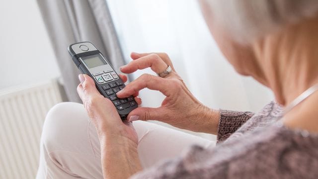 Derzeit versuchen Betrüger vor allem am Telefon, an sensible Daten von Rentnerinnen und Rentnern zu kommen. Derzeit versuchen Betrüger vor allem am Telefon, an sensible Daten von Rentnerinnen und Rentnern zu kommen.