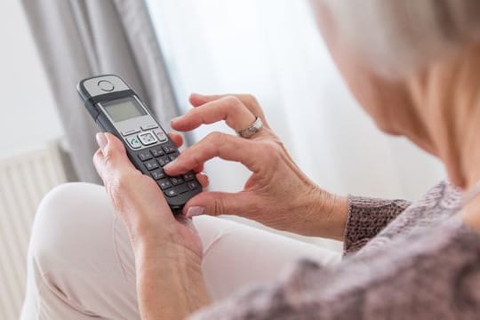 Derzeit versuchen Betrüger vor allem am Telefon, an sensible Daten von Rentnerinnen und Rentnern zu kommen.