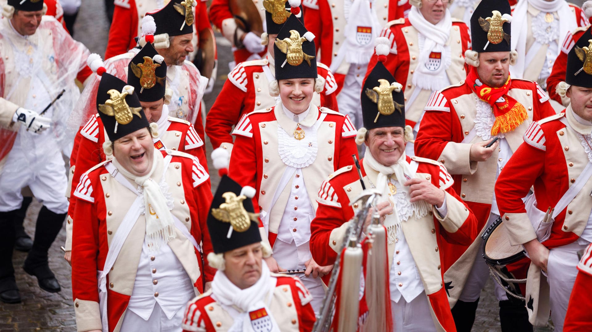 Karnevalisten beim Kölner Rosenmontagszug 2020 (Archivbild): Fest planen lässt sich aufgrund von Corona auch in diesem Jahr nichts. Karnevalisten beim Kölner Rosenmontagszug 2020 (Archivbild): Fest planen lässt sich aufgrund von Corona auch in diesem Jahr nichts.
