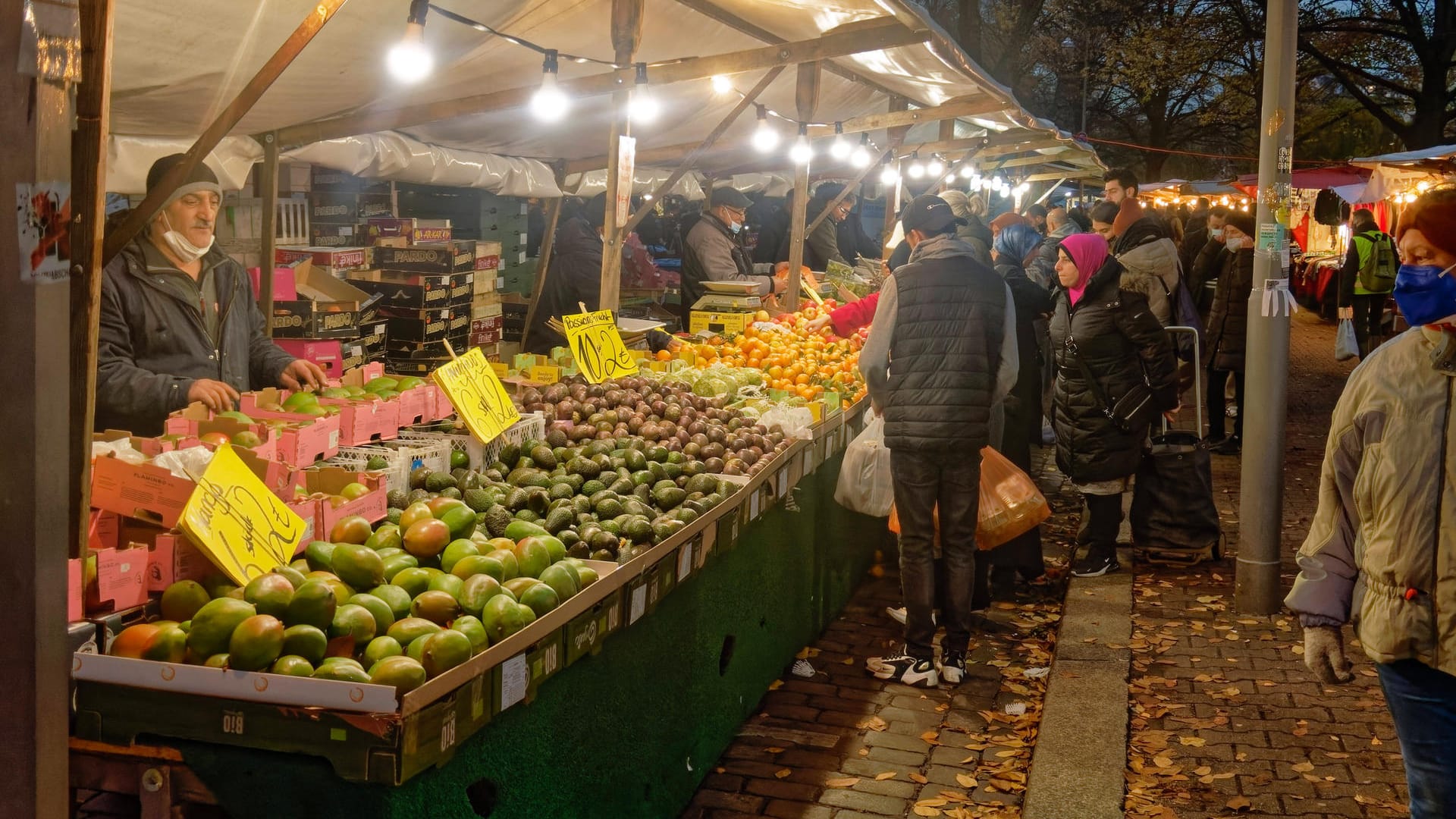 Markt am Maybachufer in Berliner-Neukölln: In dem Stadtteil schießen die Corona-Inzidenzen derzeit in die Höhe.