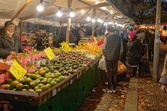 Markt am Maybachufer in Berliner-Neukölln: In dem Stadtteil schießen die Corona-Inzidenzen derzeit in die Höhe.
