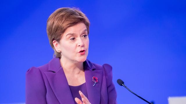 Kündigte die Aufhebung coronabedingter Teilnehmer-Beschränkungen für Veranstaltungen unter freiem Himmel an: Nicola Sturgeon.