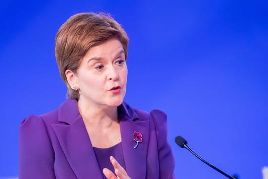 Kündigte die Aufhebung coronabedingter Teilnehmer-Beschränkungen für Veranstaltungen unter freiem Himmel an: Nicola Sturgeon.