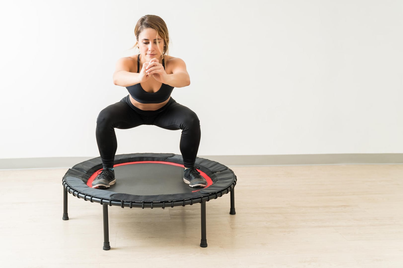 Dieses Fitnessgerät sorgt dafür, dass selbst Sportmuffel Spaß an Bewegung haben: Wir stellen die besten Fitness-Trampoline vor.