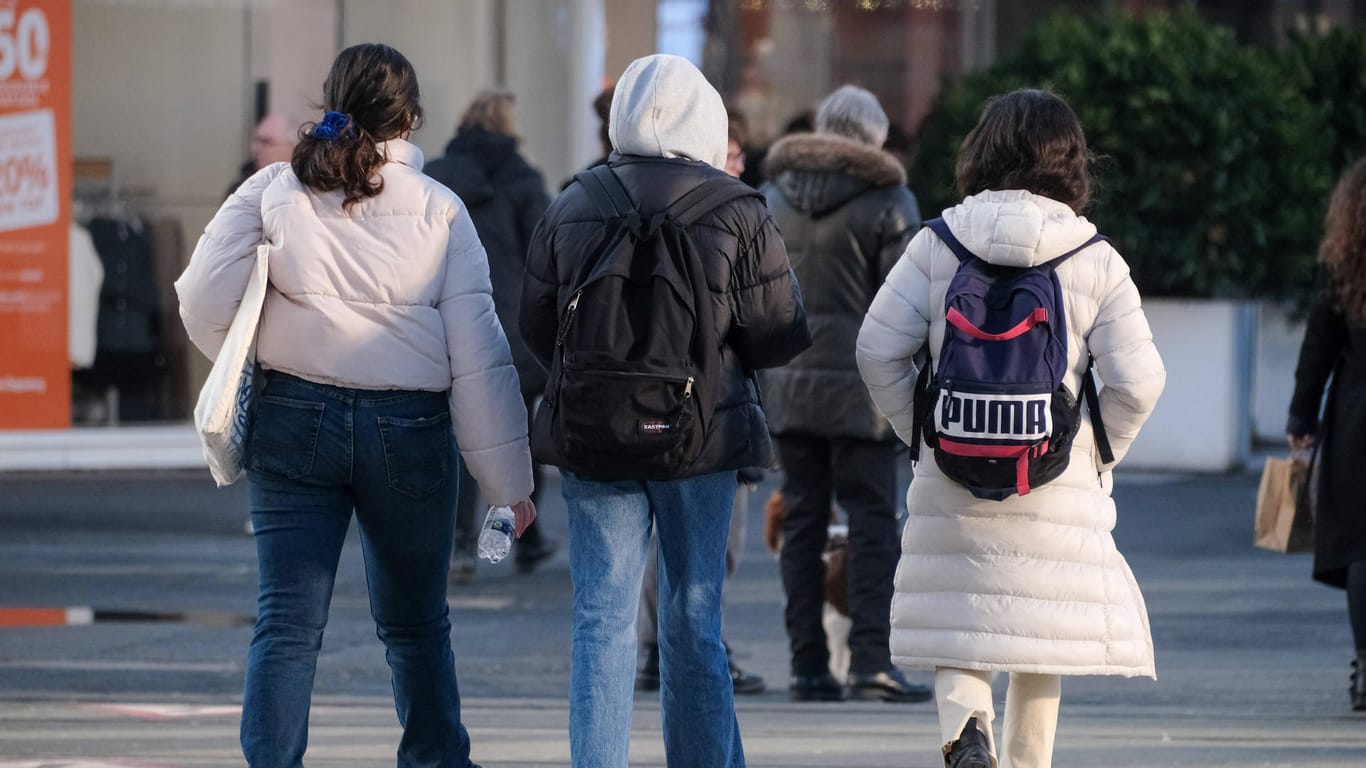 Jugendliche laufen in einer Einkaufsstraße (Archivbild): Noch ist unklar, ab welchem Alter Jugendliche von der 2G-Regelung ausgenommen sind.
