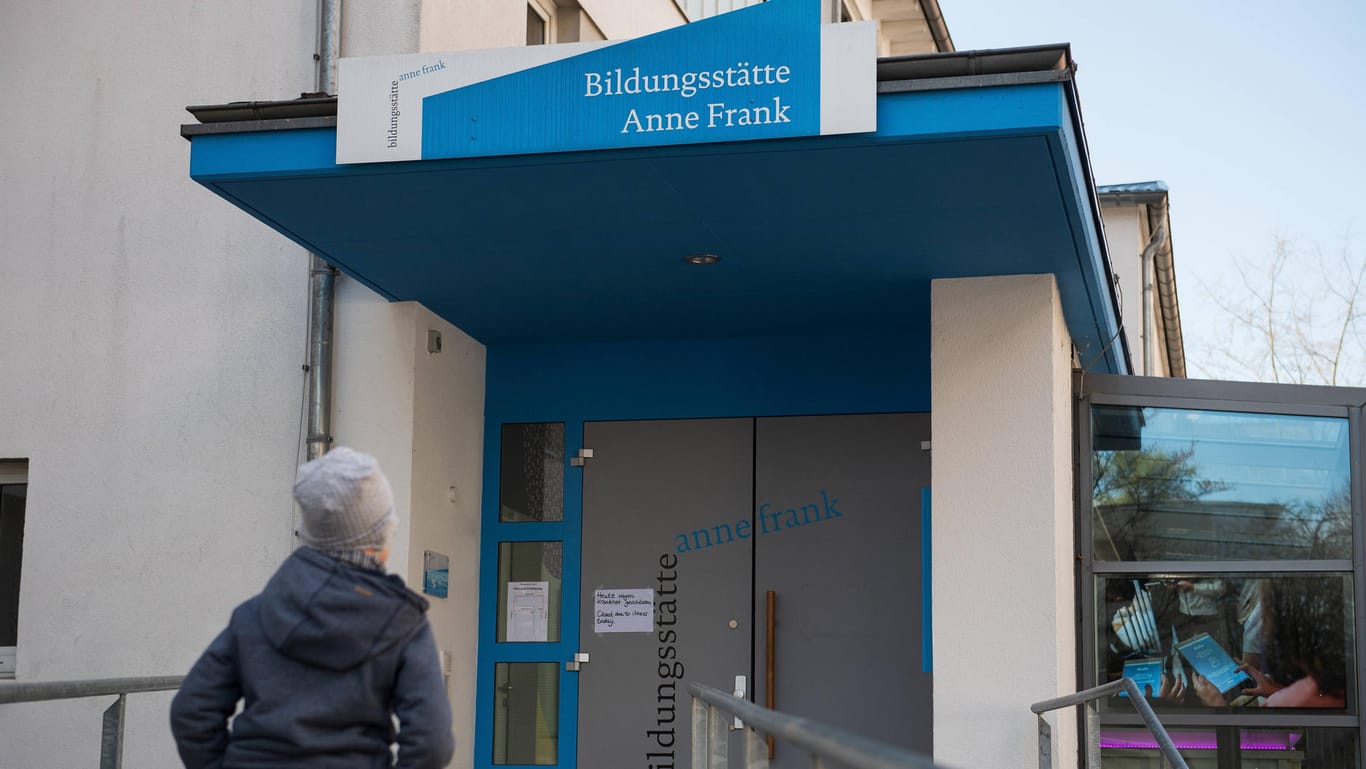 Der Eingang zur Bildungsstätte Anne Frank (Archivbild): Der Verurteilte muss dem Institut 1.200 Euro zahlen.