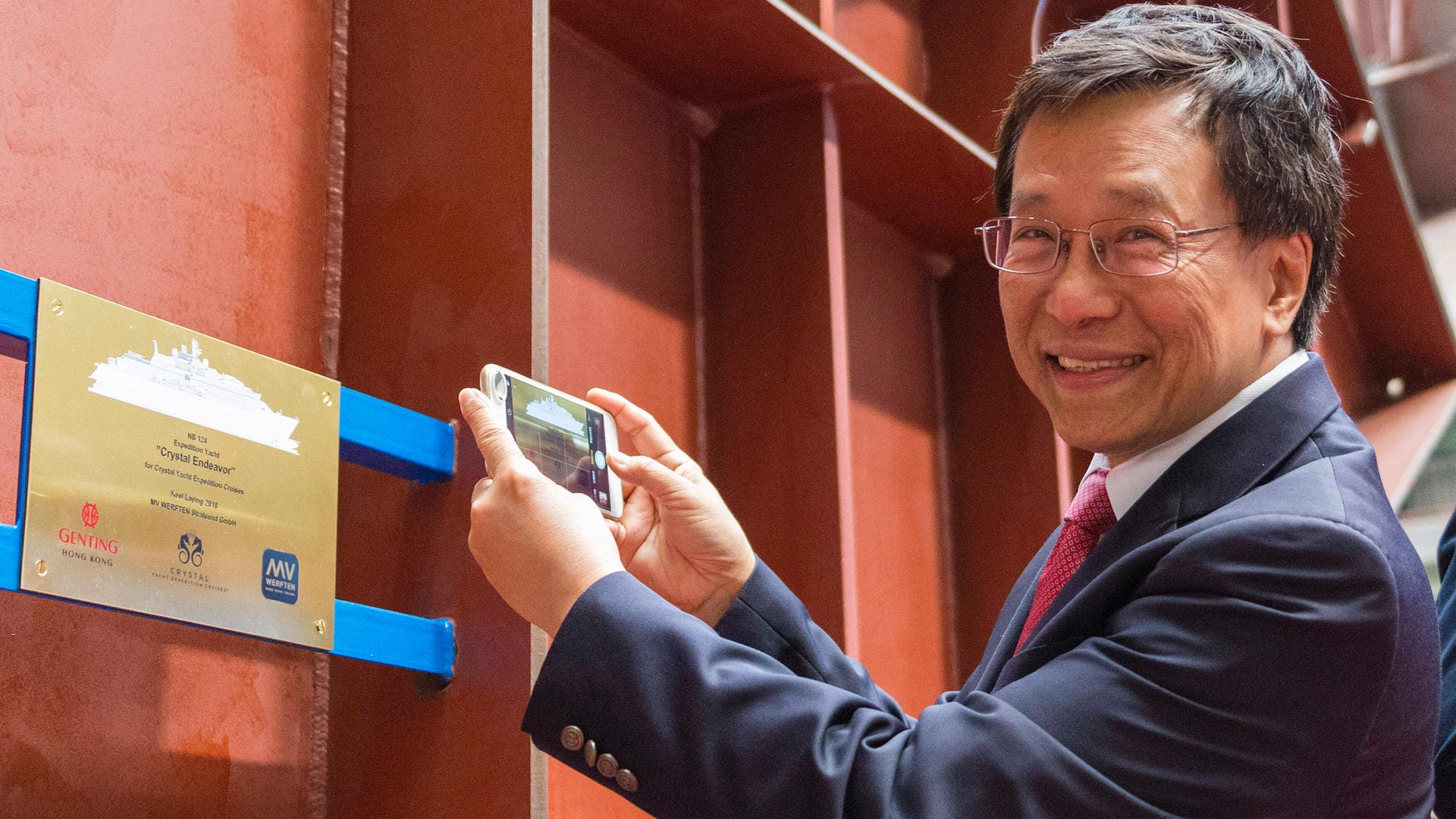 Lim Kok Thai, CEO von Genting, macht ein Foto bei einem Besuch der MV Werft Stralsund.