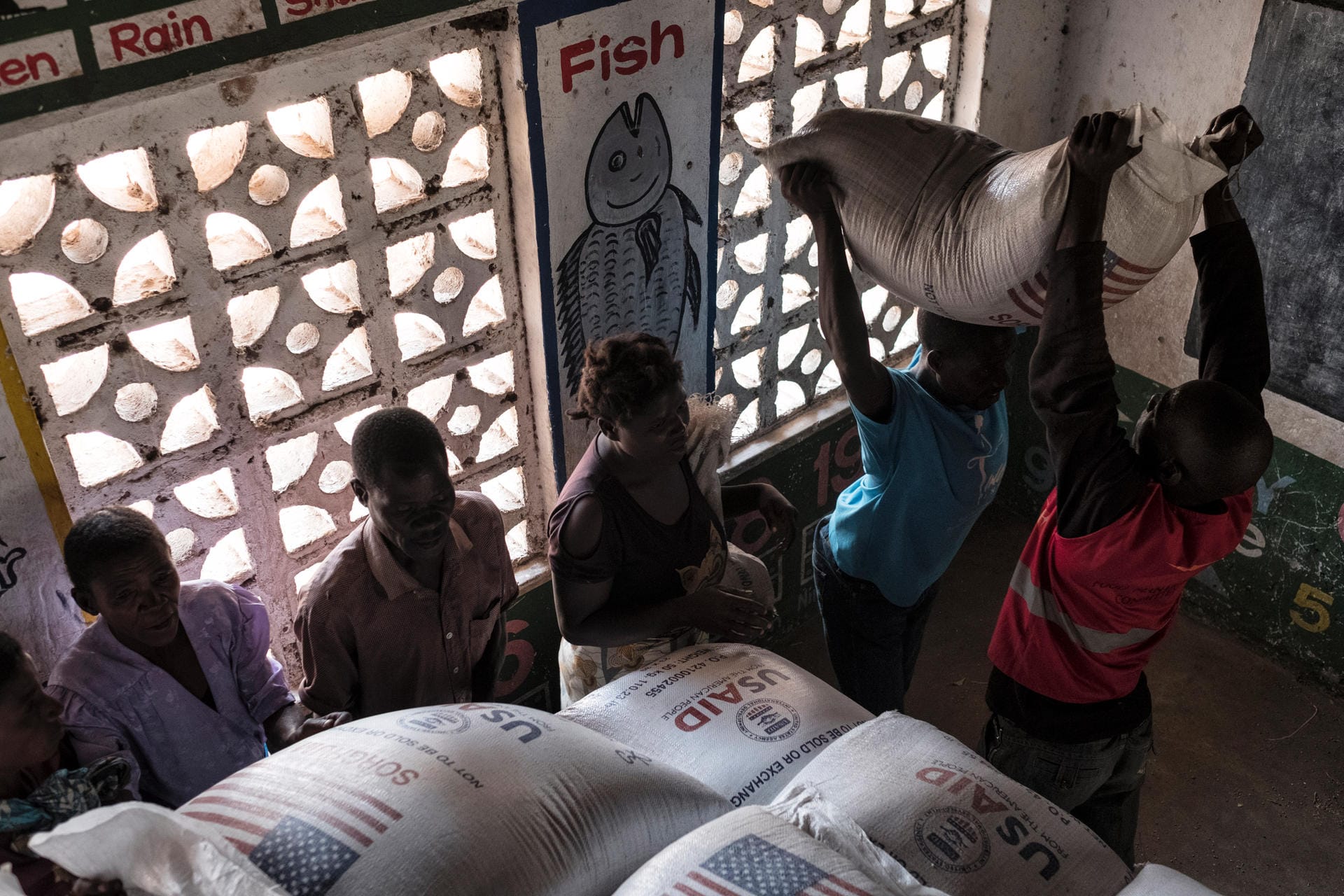 Platz 3: Malawi – 40.000 Menschen fliehen pro Jahr aus ihren Heimatorten in andere Teile des Landes, weil der Klimawandel ihre Lebensgrundlage zerstört. Zwar gebe es Maßnahmen, um sich anzupassen – jedoch können sich die meisten Menschen das nicht leisten. Fast 70 Prozent leben von weniger als 1,90 Euro pro Tag. Die Dürren, Überflutungen und verheerenden Wirbelstürme verschärfen zusätzlich die Ernährungssituation. Bereits jetzt sind fast 40 Prozent der Kinder unter fünf Jahren unterernährt.
