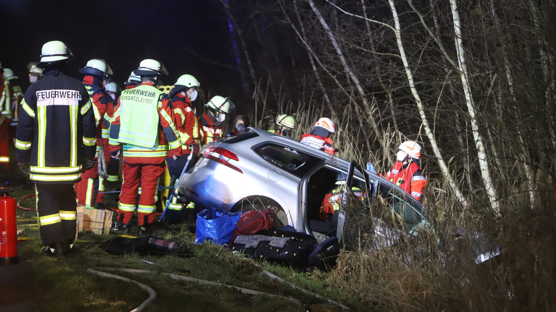 Zahlreiche Einsatzkräfte der Feuerwehr am Unfallort: Bei der Kollision wurden zwei Personen verletzt. Zahlreiche Einsatzkräfte der Feuerwehr am Unfallort: Bei der Kollision wurden zwei Personen verletzt.