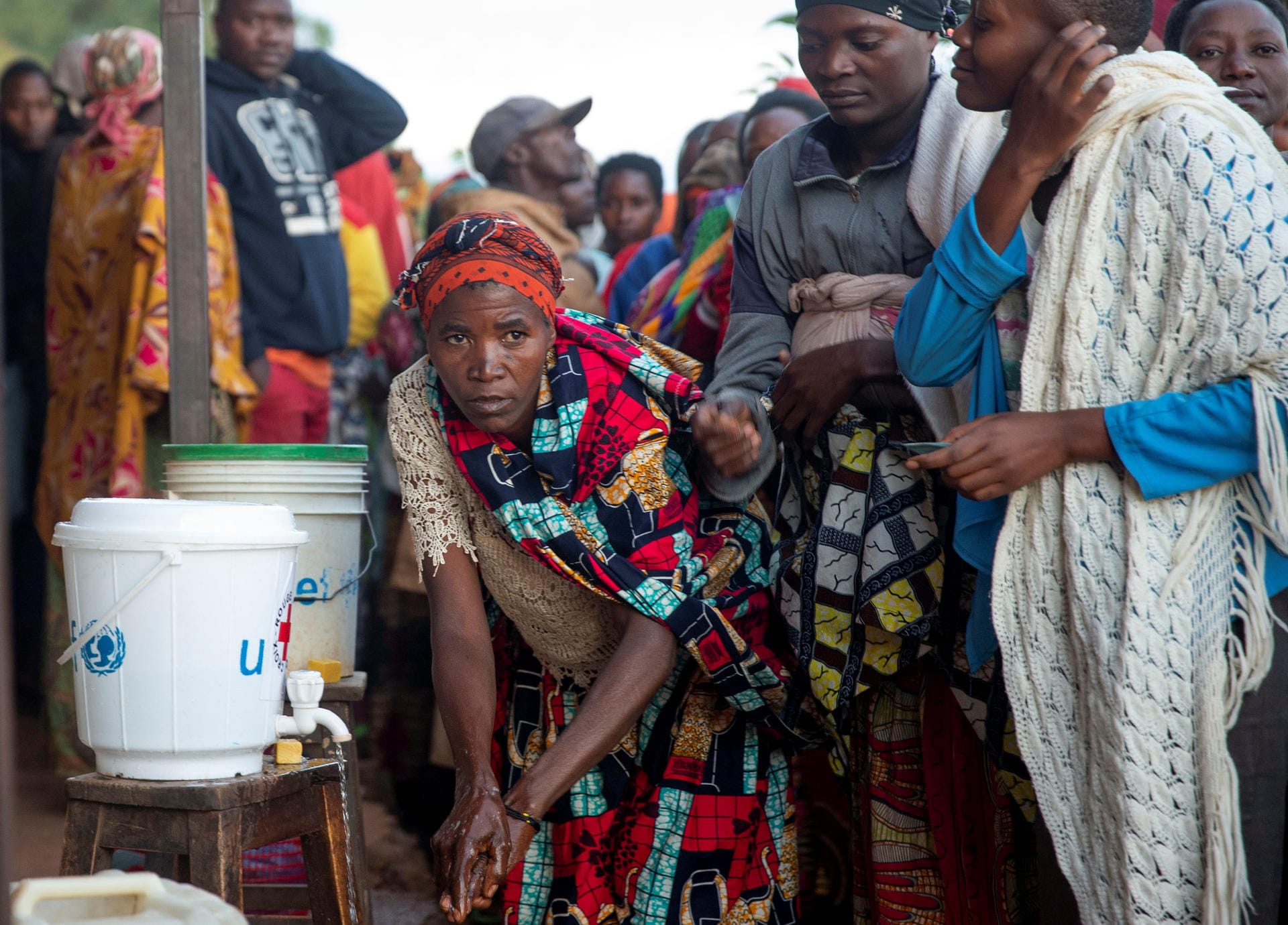 Platz 7: Burundi – Extremwetter, Unruhen, Flucht und Hunger: Die Ursachen für die unsichere Lage in Burundi sind besonders vielfältig. Knapp 90 Prozent der Bevölkerung leben von einer kleinbäuerlichen Landwirtschaft, doch der Klimawandel schädigt immer weitere Teile. Immer mehr Menschen müssen wegen Dürren, Überflutungen und Erdrutschen ihre Wohnorte verlassen. Jeder Sechste leidet unter Hunger – noch mehr sind auf humanitäre Hilfe angewiesen.