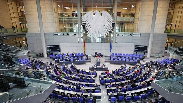 Wer nur doppelt geimpft oder genesen ist, braucht nun einen zusätzlichen negativen Test für den Zutritt zum Plenarsaal oder zu Ausschusssitzungen. Wer nur doppelt geimpft oder genesen ist, braucht nun einen zusätzlichen negativen Test für den Zutritt zum Plenarsaal oder zu Ausschusssitzungen.