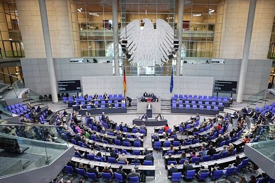 Wer nur doppelt geimpft oder genesen ist, braucht nun einen zusätzlichen negativen Test für den Zutritt zum Plenarsaal oder zu Ausschusssitzungen.