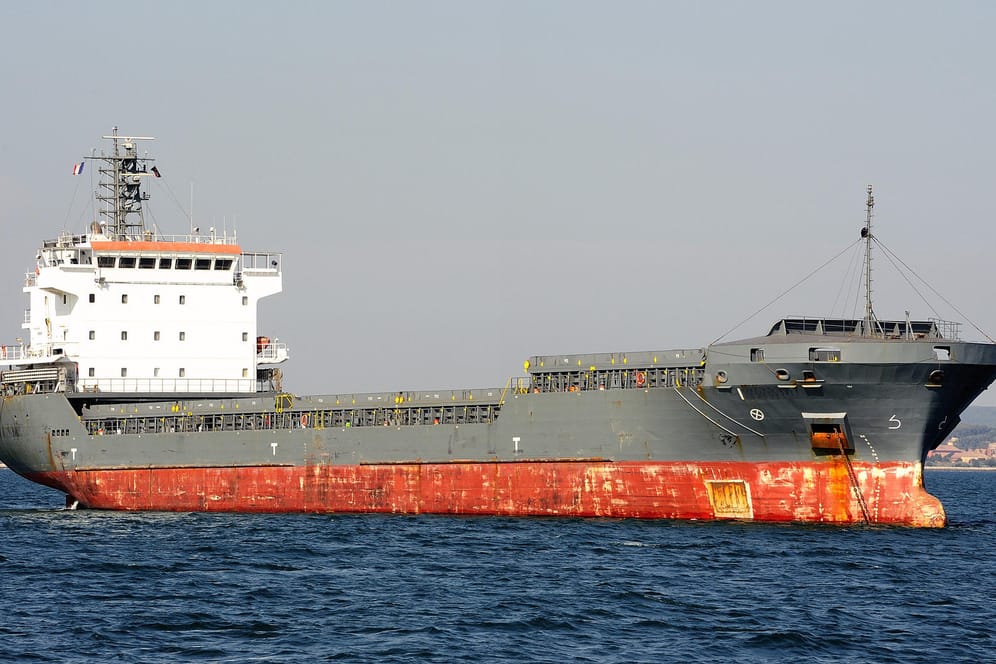 Ein Öltanker im Meer (Symbolbild): Zuletzt waren die Preise für Rohöl noch gefallen.