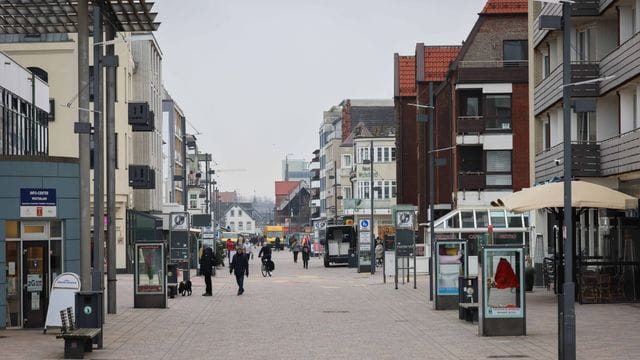 Mehrere Hotels und Gaststätten auf Sylt haben angesichts der rasant steigenden Corona-Zahlen vorläufig geschlossen.