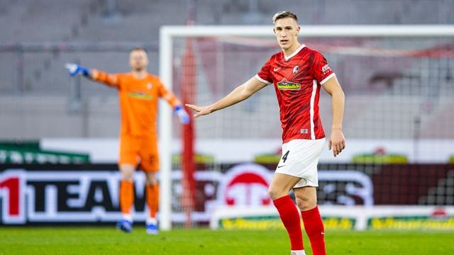 Mehrere große Vereine sollen an einer Verpflichtung von Nico Schlotterbeck interessiert sein. Mehrere große Vereine sollen an einer Verpflichtung von Nico Schlotterbeck interessiert sein.