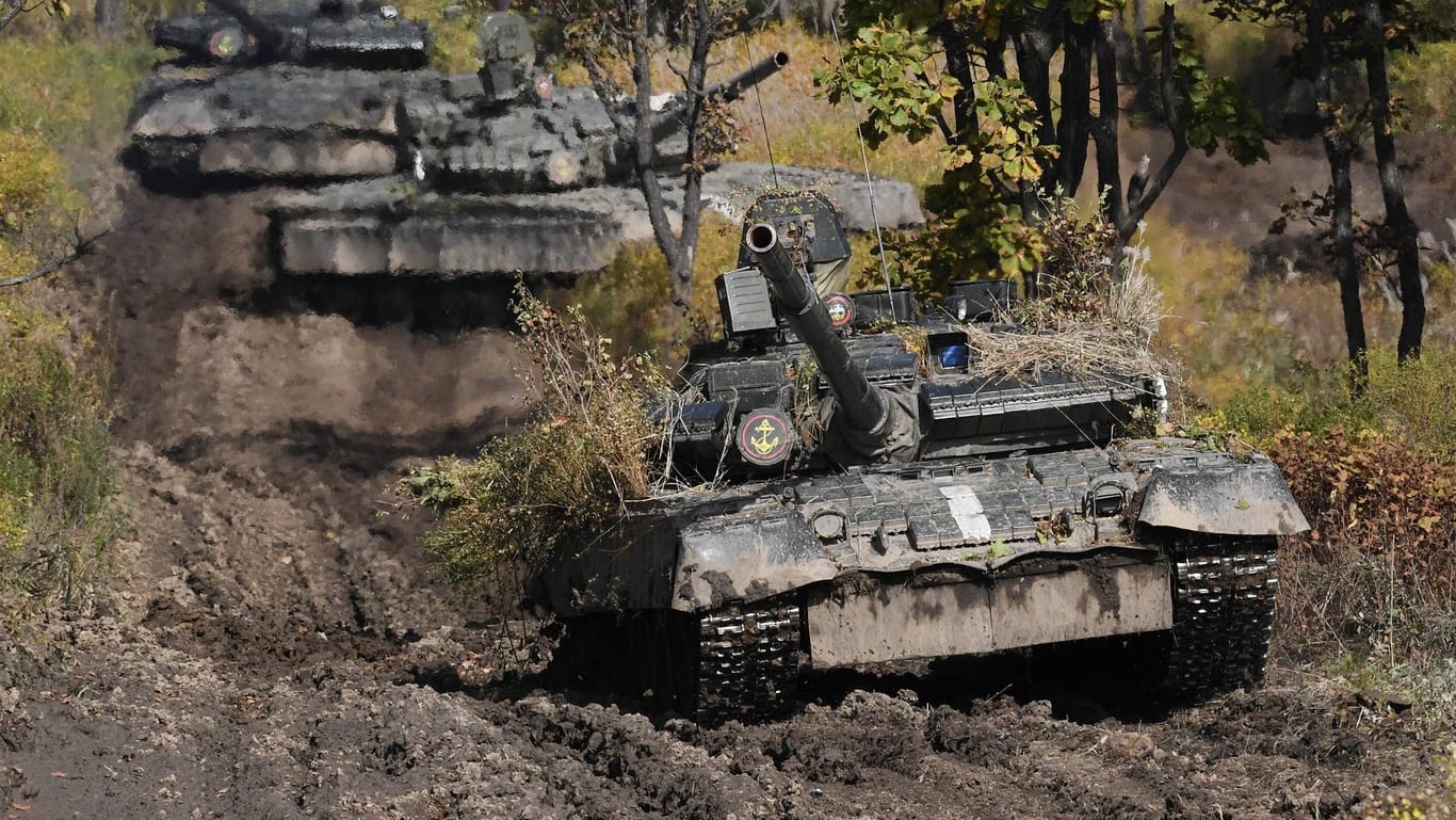 Russische Panzer (Archivbild): Die Militäraufmärsche Russlands sorgen im Ukraine-Konflikt für Spannungen.