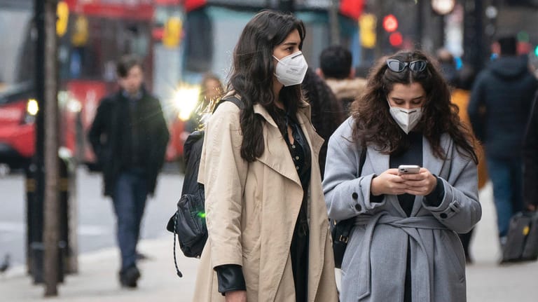 Zwei Frauen mit FFP2-Masken auf der Londoner Oxford Street: Großbritannien debattiert über eine Ende der Corona-Maßnahmen.