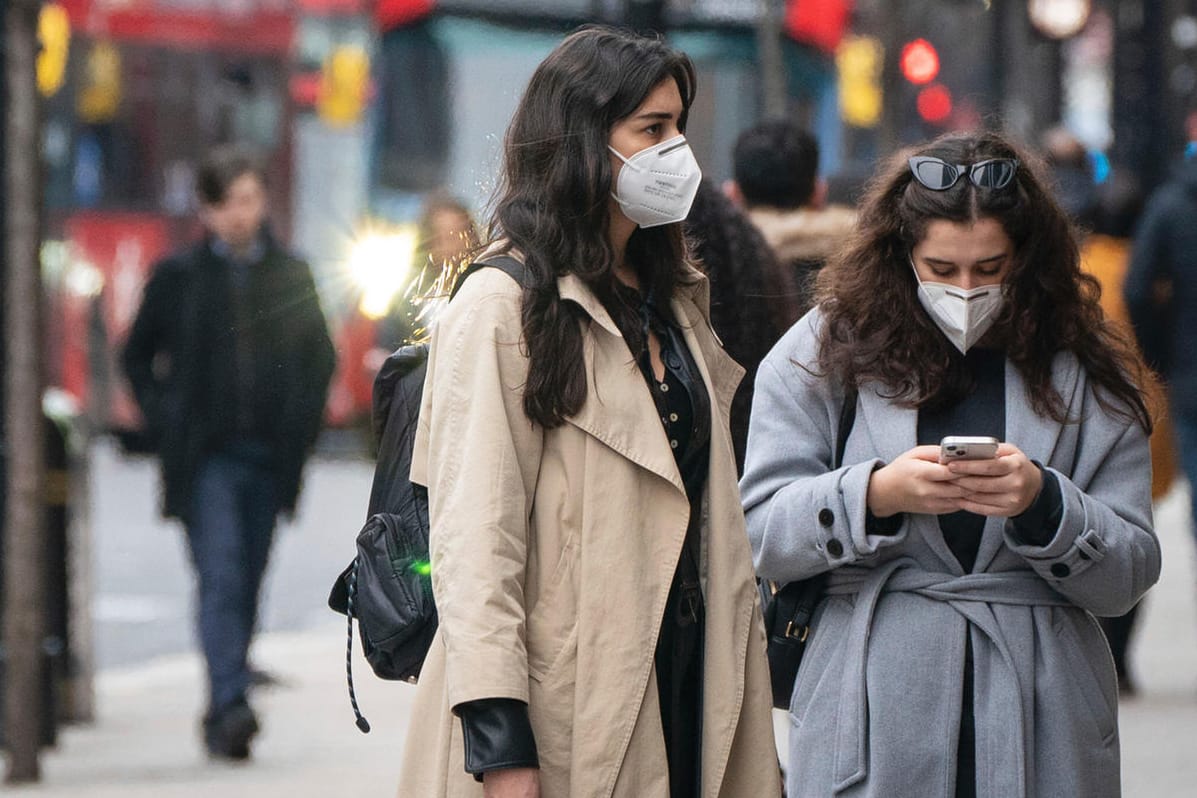 Zwei Frauen mit FFP2-Masken auf der Londoner Oxford Street: Großbritannien debattiert über eine Ende der Corona-Maßnahmen.