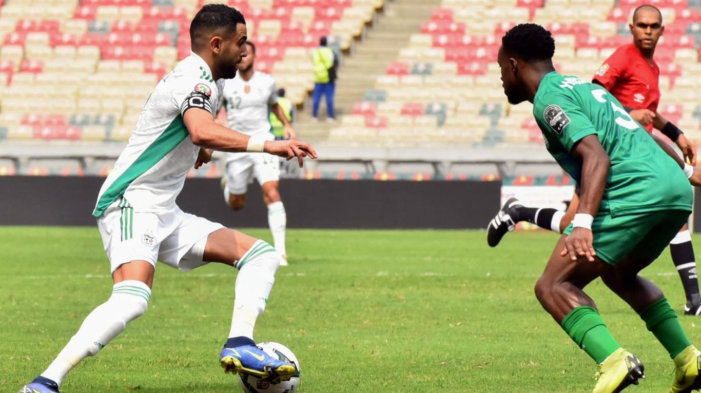 Algeriens Riyad Mahrez (l.) im Duell mit Sierra Leones Kevin Wright: Die Partie endete überraschend mit 0:0.