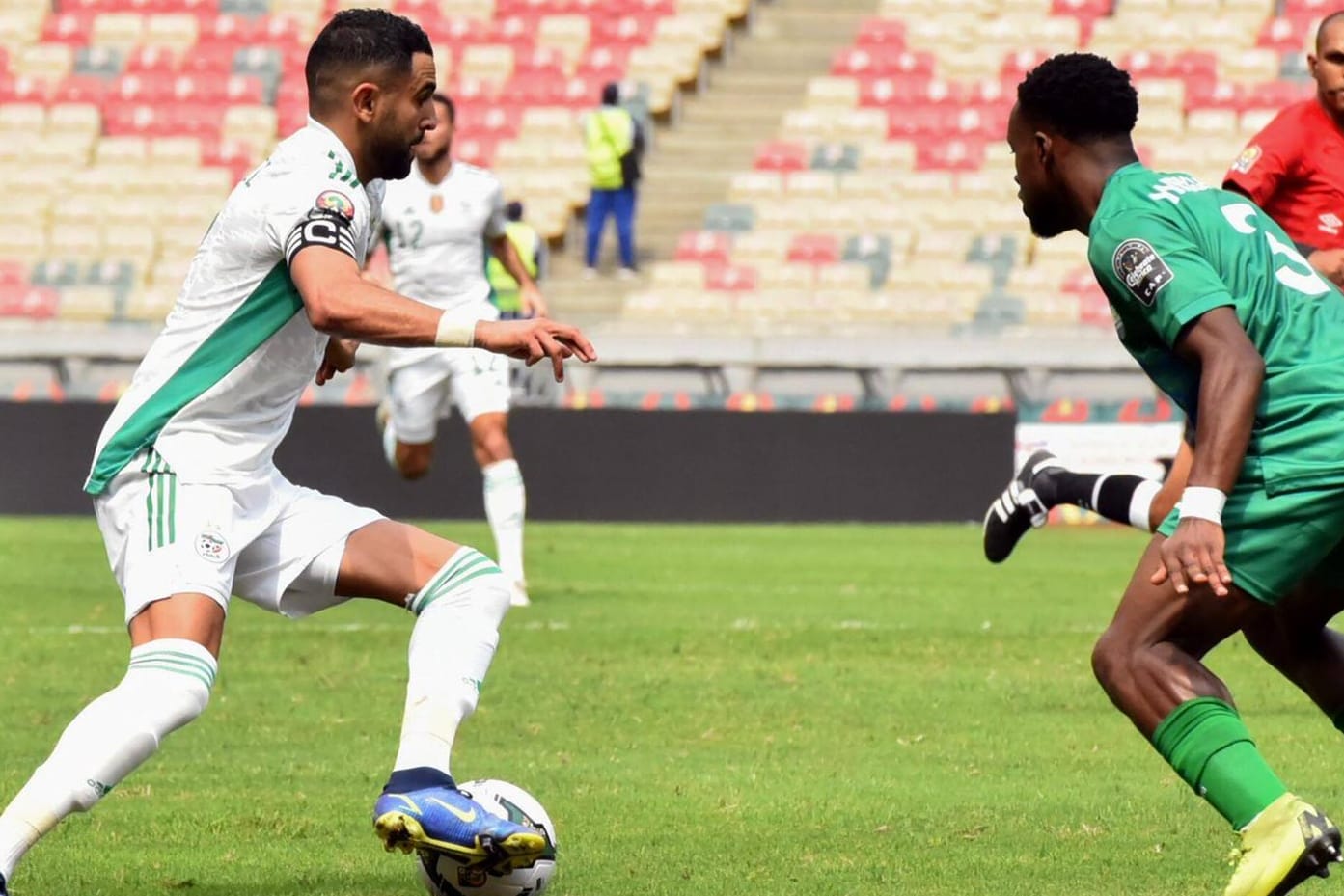 Algeriens Riyad Mahrez (l.) im Duell mit Sierra Leones Kevin Wright: Die Partie endete überraschend mit 0:0.