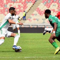 Algeriens Riyad Mahrez (l.) im Duell mit Sierra Leones Kevin Wright: Die Partie endete überraschend mit 0:0.