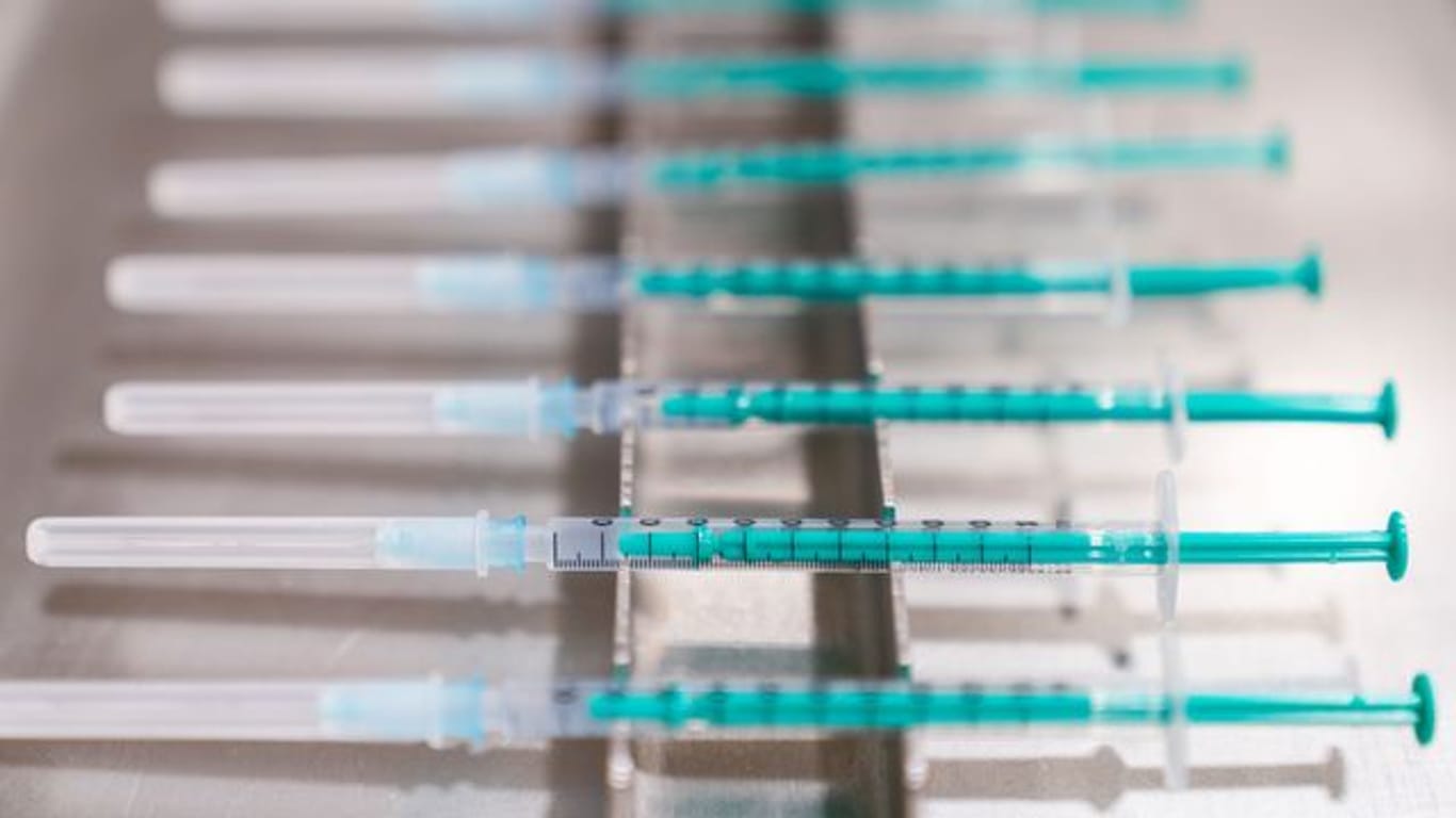 Fertig aufgezogene Spritzen mit dem Impfstoff von Biontech/Pfizer liegen in einem Impfzentrum.