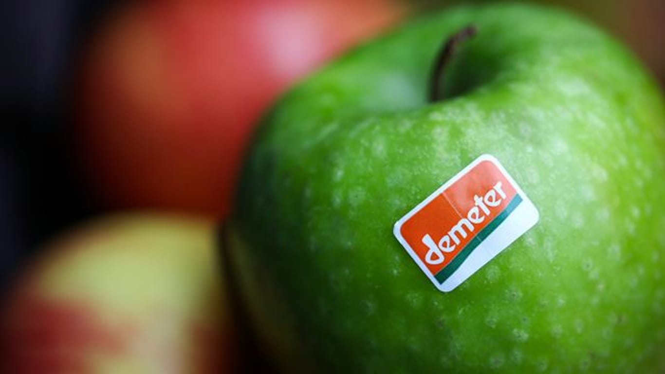 Bio-Apfel: Das Demeter-Verbandslogo erhalten nur Früchte, die nach anthroposophischen Prinzipien biologisch-dynamisch angebaut werden.