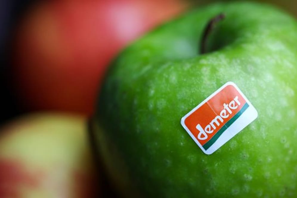 Bio-Apfel: Das Demeter-Verbandslogo erhalten nur Früchte, die nach anthroposophischen Prinzipien biologisch-dynamisch angebaut werden.