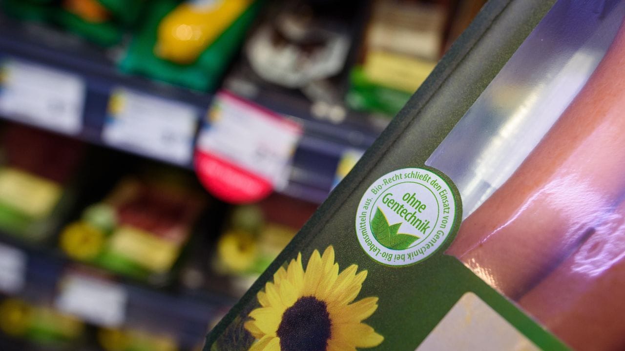 Einer Packung Wiener Würstchen im Bio-Supermarkt trägt das Siegel "ohne Gentechnik".