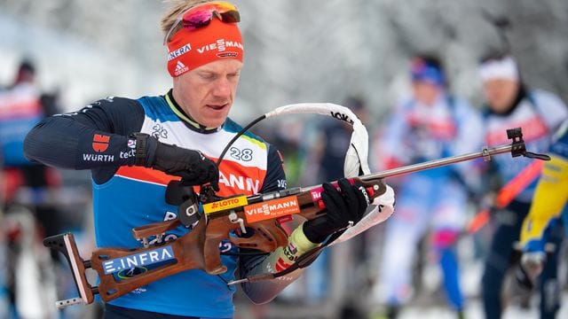 Biathlet Roman Rees beim Training in Ruhpolding am Schießstand.