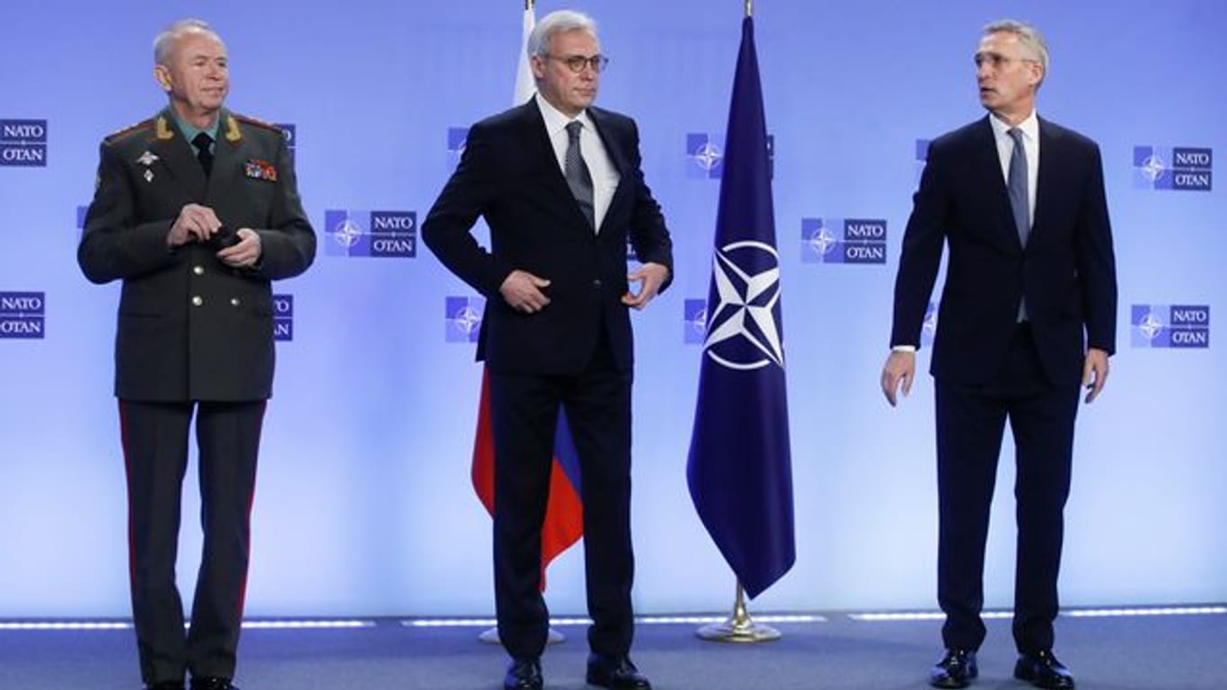 Nato-Generalsekretär Jens Stoltenberg (r) begrüßt den stellvertretenden russischen Außenminister Alexander Gruschko (M) und den stellvertretenden russischen Verteidigungsminister Alexander Fomin in Brüssel.