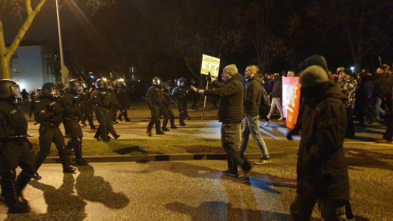 Demonstranten durchbrechen die Polizeikette, die Beamten ziehen sich zurück.