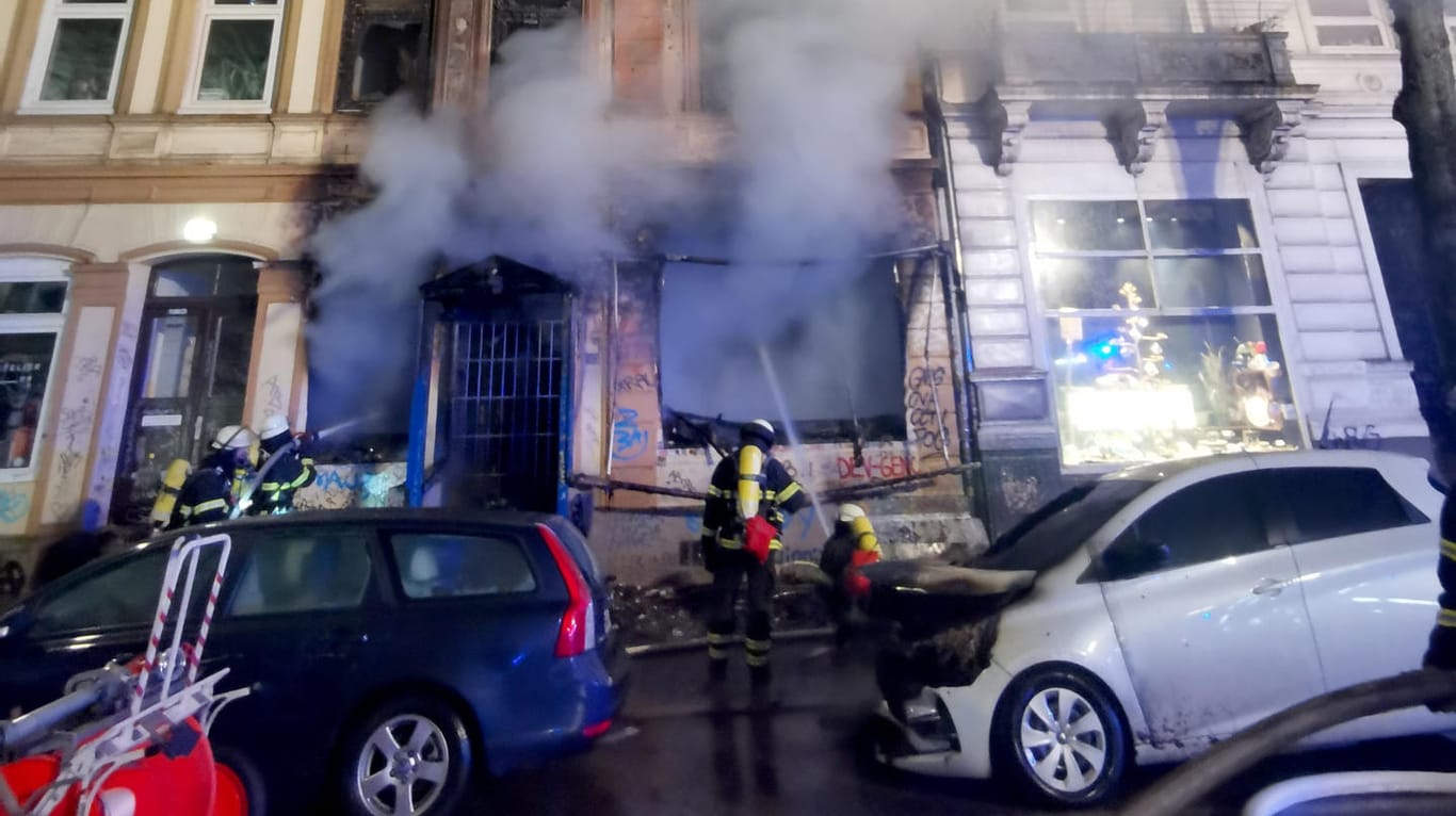 Rauch dringt aus einem Haus in St. Pauli. Zwei Menschen seien bei dem Brand leicht verletzt worden. Der Feuerwehr zufolge handelt es sich bei dem Haus um ein viergeschossiges Gebäude mit einer Bar im Erdgeschoss.