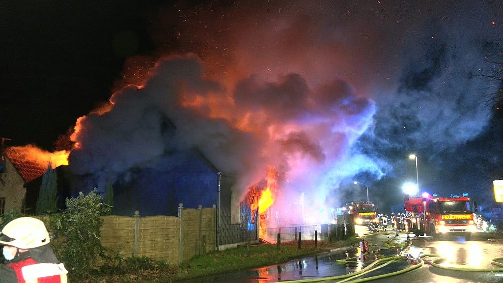 Schwerer Wohnungsbrand in Mülheim an der Ruhr: Bei dem Feuer wurden zwei Menschen schwer verletzt. Schwerer Wohnungsbrand in Mülheim an der Ruhr: Bei dem Feuer wurden zwei Menschen schwer verletzt.