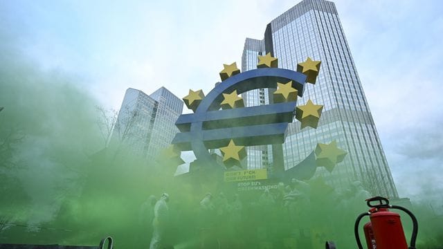 Aktivisten des "Koala Kollektivs" demonstrieren vor der Euro-Skulptur in der Frankfurter Innenstadt gegen "Greenwashing" von Atomenergie und Erdgas durch die Taxonomie der EU. Aktivisten des "Koala Kollektivs" demonstrieren vor der Euro-Skulptur in der Frankfurter Innenstadt gegen "Greenwashing" von Atomenergie und Erdgas durch die Taxonomie der EU.