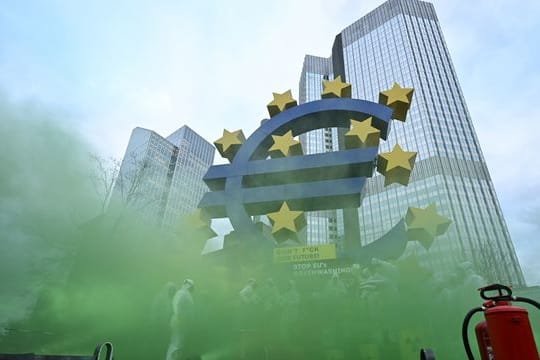Aktivisten des "Koala Kollektivs" demonstrieren vor der Euro-Skulptur in der Frankfurter Innenstadt gegen "Greenwashing" von Atomenergie und Erdgas durch die Taxonomie der EU.