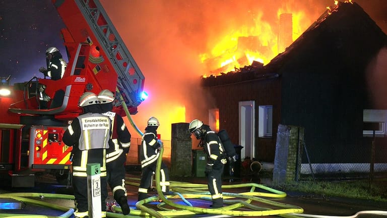 Brand in Mülheim: Drei Löschzüge der Feuerwehr waren an den Rettungsmaßnahmen beteiligt.