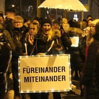 Querdenker-Protest in Rostock: Eine Frau demonstriert für mehr Miteinander.