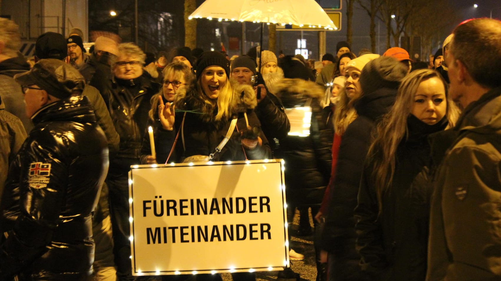 Querdenker-Protest in Rostock: Eine Frau demonstriert für mehr Miteinander.