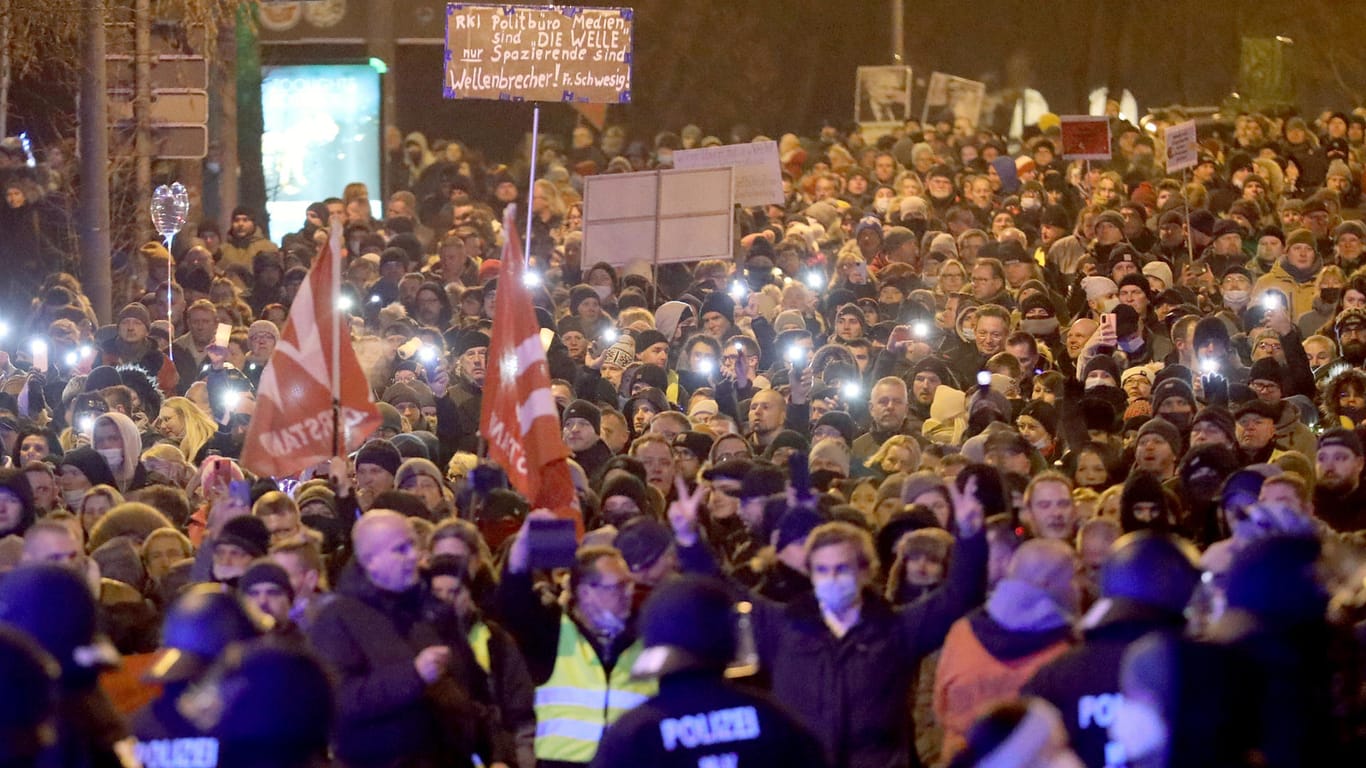 Querdenker in Rostock: Rund 4.000 Teilnehmer zählte die Polizei vergangenen Montag.
