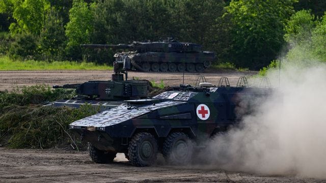 Ein Gepanzertes Transport-Kraftfahrzeug der Bundeswehr vom Typ Boxer während einer Gefechtsvorführung auf dem Übungsplatz Munster. Ein Gepanzertes Transport-Kraftfahrzeug der Bundeswehr vom Typ Boxer während einer Gefechtsvorführung auf dem Übungsplatz Munster.