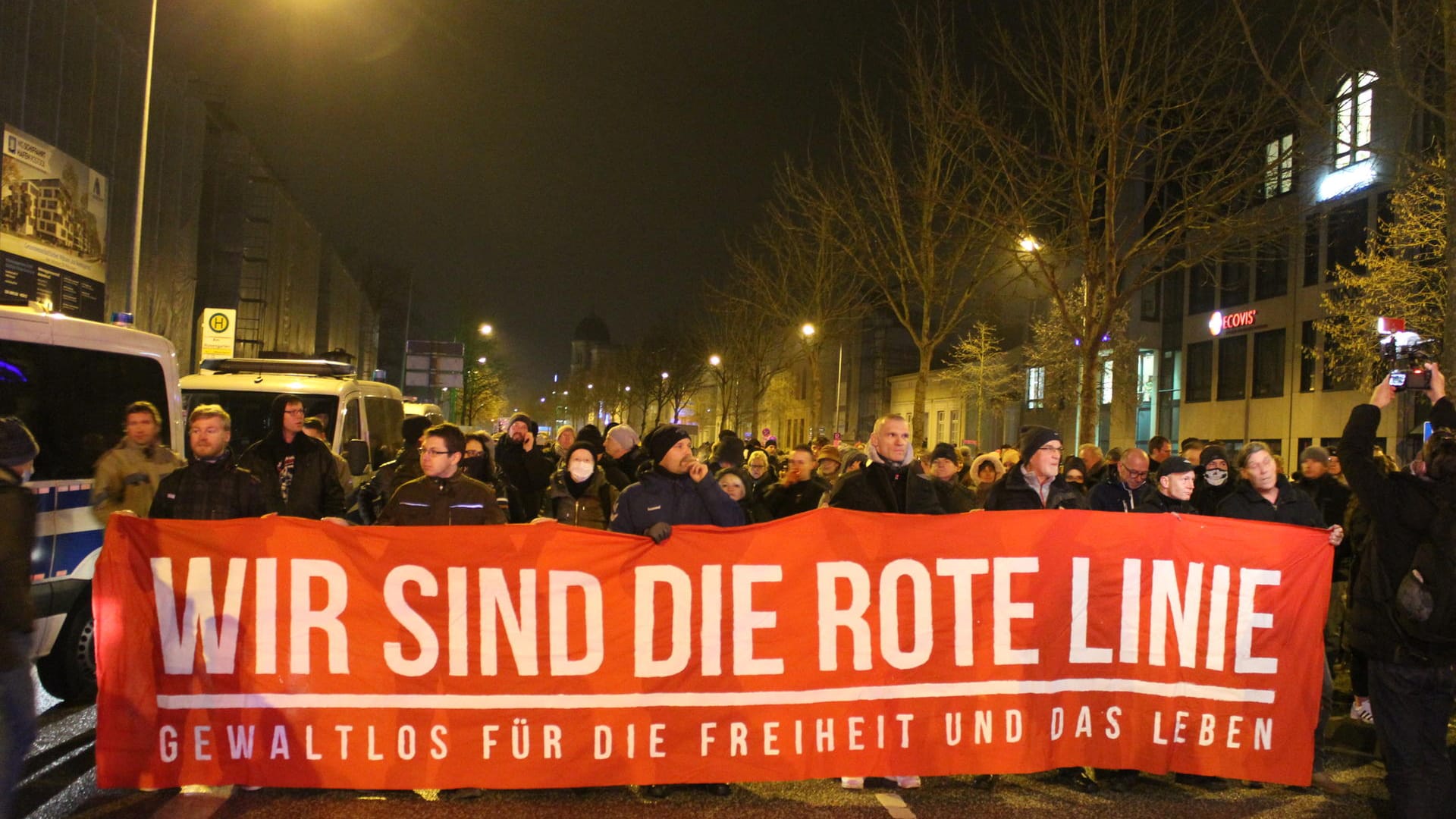 Weil kaum ein Querdenker Maske trägt, lässt sie die Polizei zunächst nicht losziehen.