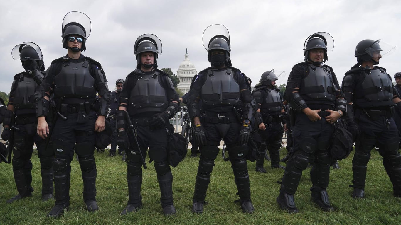 Polizisten schützen den Kongress in Washington während einer Demonstration von Trump-Anhängern.