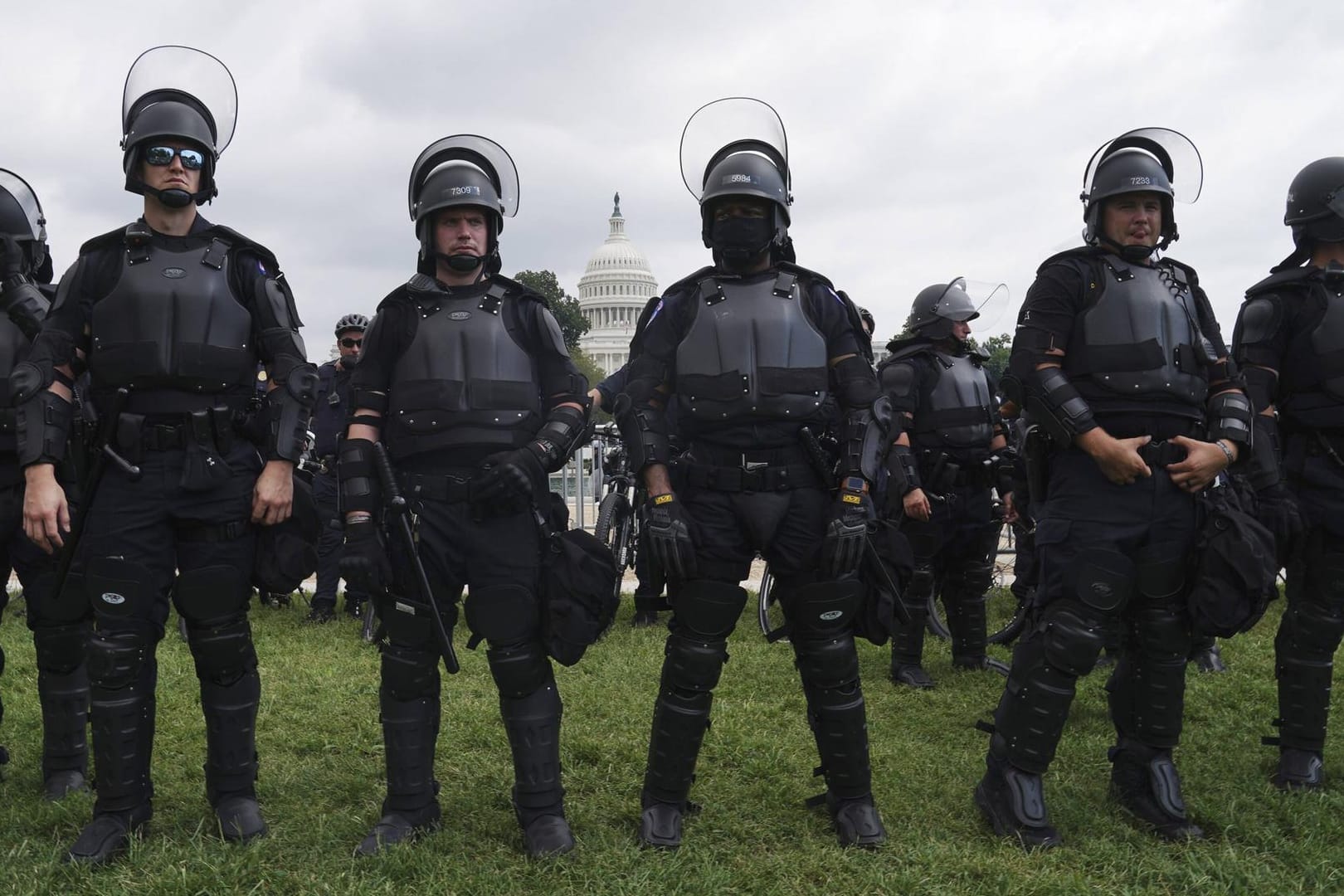 Polizisten schützen den Kongress in Washington während einer Demonstration von Trump-Anhängern.