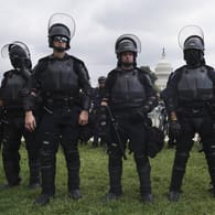 Polizisten schützen den Kongress in Washington während einer Demonstration von Trump-Anhängern.